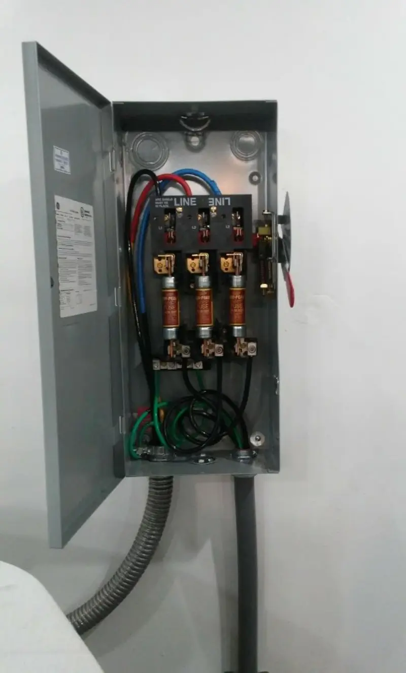 Three-phase disconnect switch installed for Smoke Detector Installation in Kerman